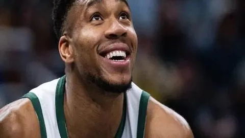 足球岁月：青春疾驰，精准传球，串联古今